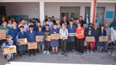 Presidente Perón: La intendente Cantero hizo una nueva entrega de netbooks en la escuela técnica n°1