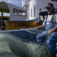Reciclar las redes de pesca, un reto difícil para los pequeños pescadores de Chile