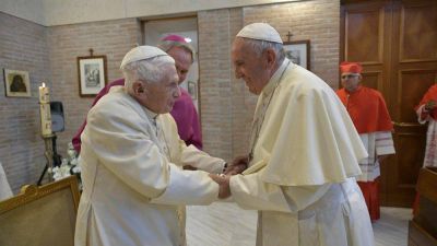 Francisco: La teología de Benedicto XVI es fecunda para el futuro