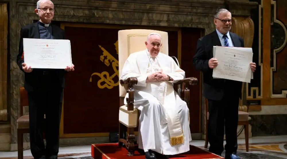 Papa Francisco asegura que siente la presencia espiritual de Benedicto XVI