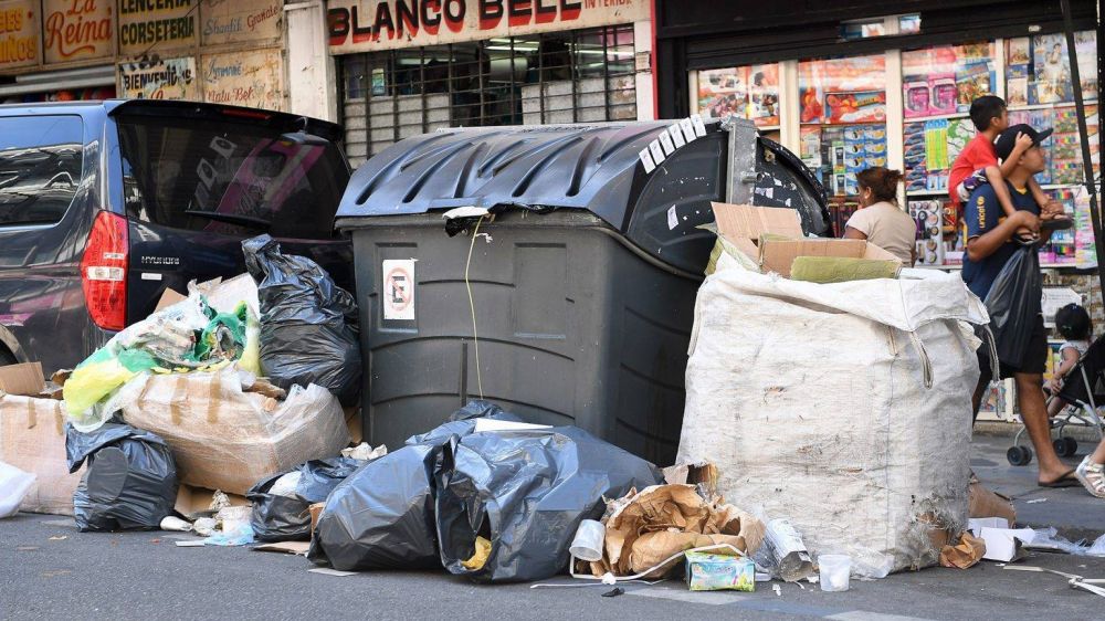 Moyano le reclama a Larreta un pago adicional para los recolectores porteños por juntar los residuos desparramados por los cartoneros y avisa: «Una vez más van a pagar los vecinos»