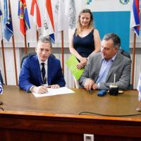 Fernando Gray y Yamandú Orsi firmaron un convenio entre Esteban Echeverría y el municipio de Canelones