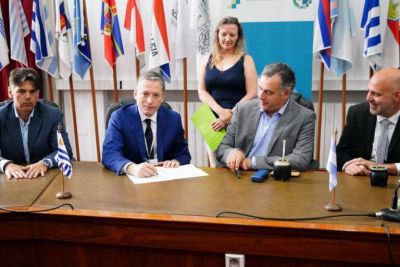 Fernando Gray y Yamand� Orsi firmaron un convenio entre Esteban Echeverr�a y el municipio de Canelones