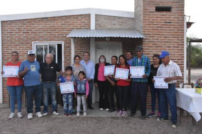 Entregan viviendas sociales a familias de zonas rurales del Departamento Sarmiento