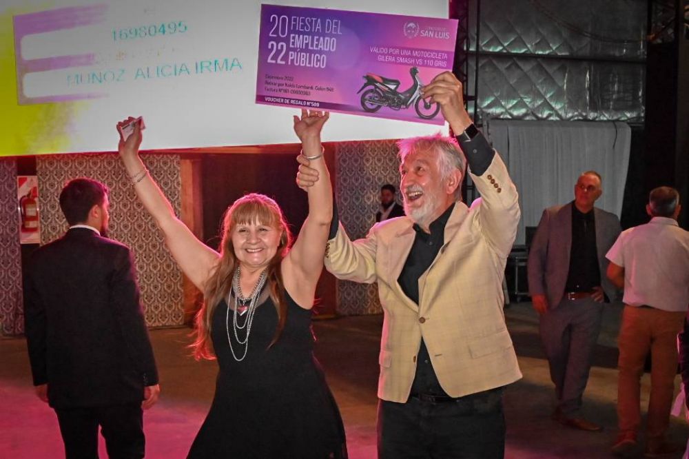 En la primera noche de festejo, el gobernador brind� con los empleados p�blicos