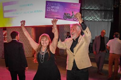 En la primera noche de festejo, el gobernador brind� con los empleados p�blicos