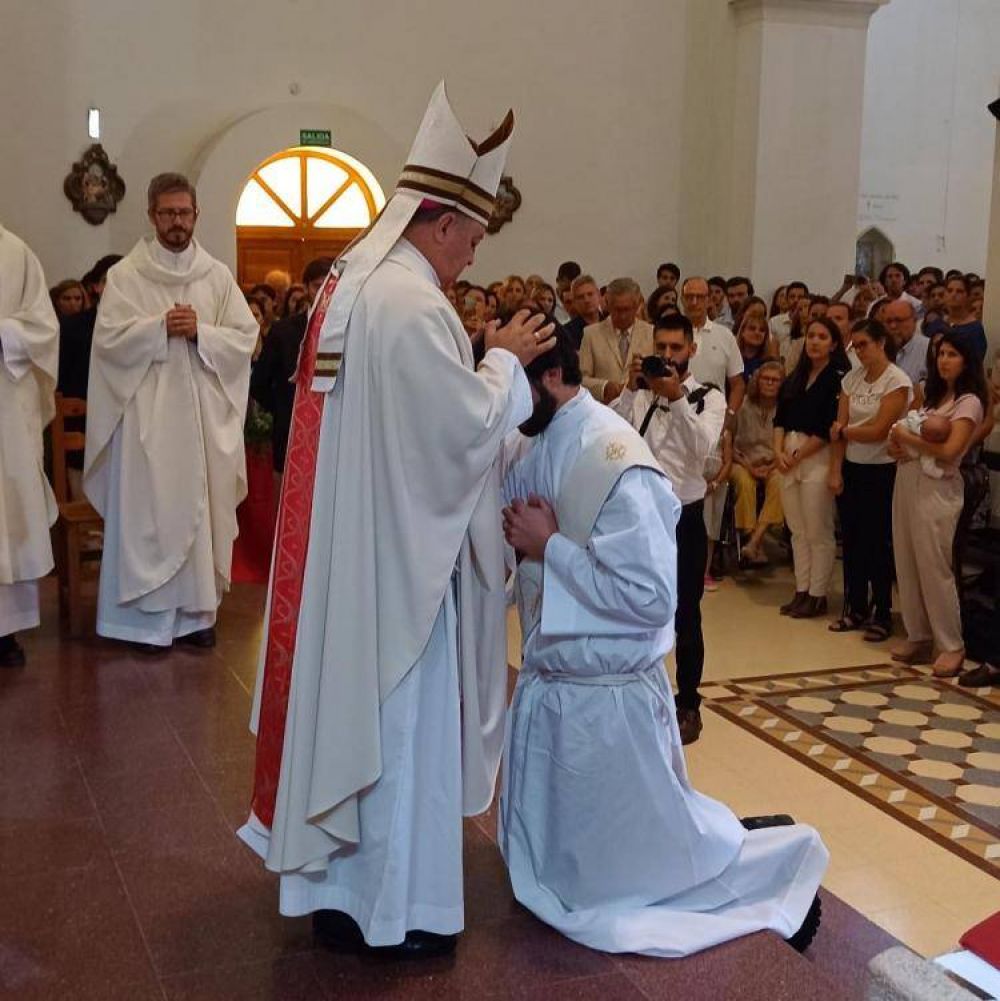 Monseor Araya orden un nuevo sacerdote para su dicesis