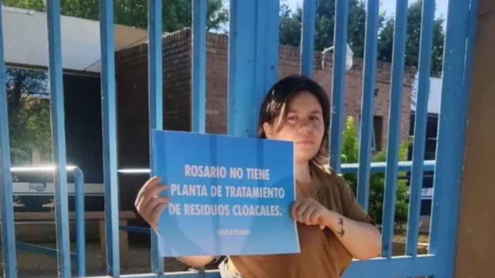 Ambientalistas se encadenan en la planta de Aguas en protesta por la contaminación del Paraná