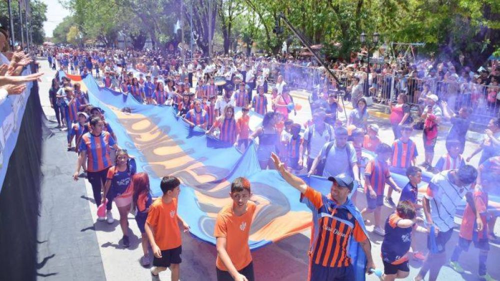 Presidente Pern: Miles de peronenses festejaron con un gran desfile cvico y show artstico el nuevo aniversario de su distrito