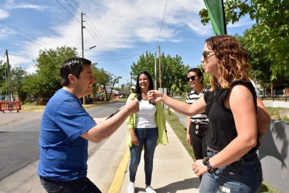 Correa, Nardini y vecinos de Grand Bourg inauguraron la segunda etapa del Corredor Hooke con una caminata saludable