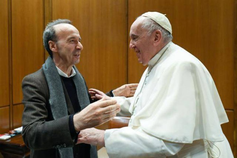 Encuentro cargado de alegr�a y abrazos entre el papa Francisco y Benigni