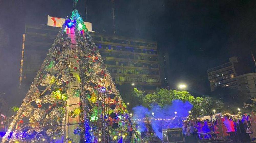 La ciudad de Córdoba encendió un arbolito navideño de material reciclado