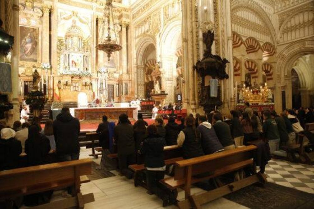 Los jvenes de la Dicesis rezan a la Virgen Inmaculada