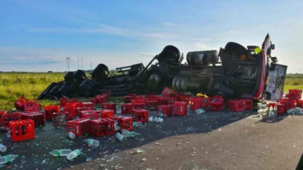 Itatí: despistó y volcó un camión cargado de gaseosas
