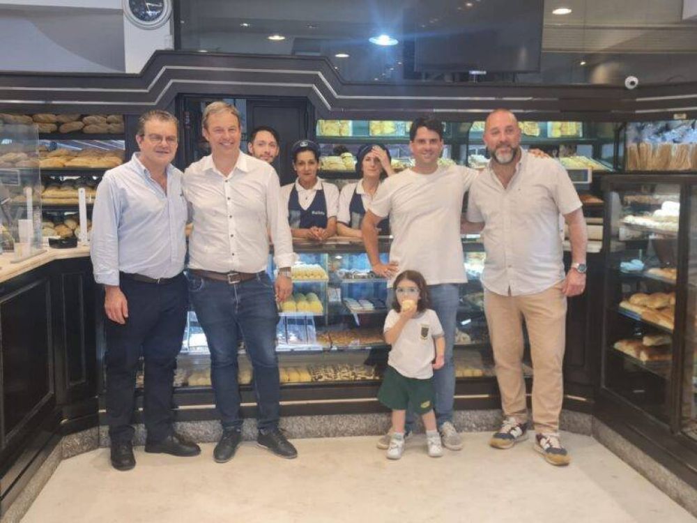 Cascallares visit� un tradicional comercio que reabri� fortaleciendo el trabajo y la producci�n local