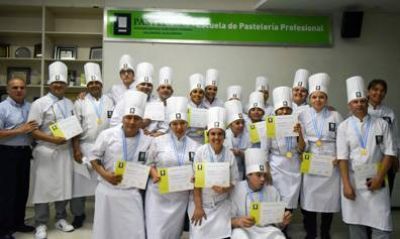 Pasteleros entregó certificados y medallas a las alumnas y alumnos egresados de su Escuela Profesional