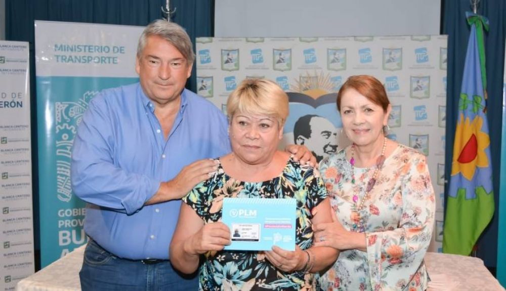 La intendenta Blanca Cantero y el ministro DOnofrio entregaron pases libres a personas con discapacidad