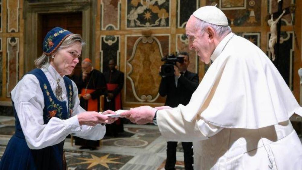 El Papa exhort� a los nuevos embajadores a construir la paz