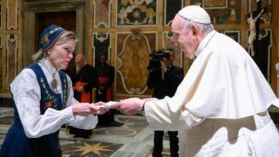 El Papa exhort� a los nuevos embajadores a construir la paz