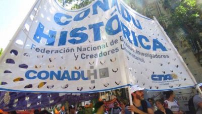  CONADU Histórica reclama el llamado a revisión salarial con una carpa frente a Educación