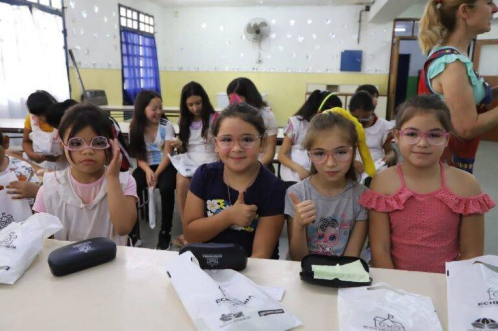 El Municipio de Echeverr�a entreg� lentes a chicas y chicos de Escuelas Primarias del distrito