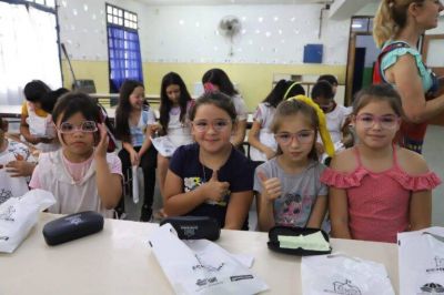 El Municipio de Echeverr�a entreg� lentes a chicas y chicos de Escuelas Primarias del distrito