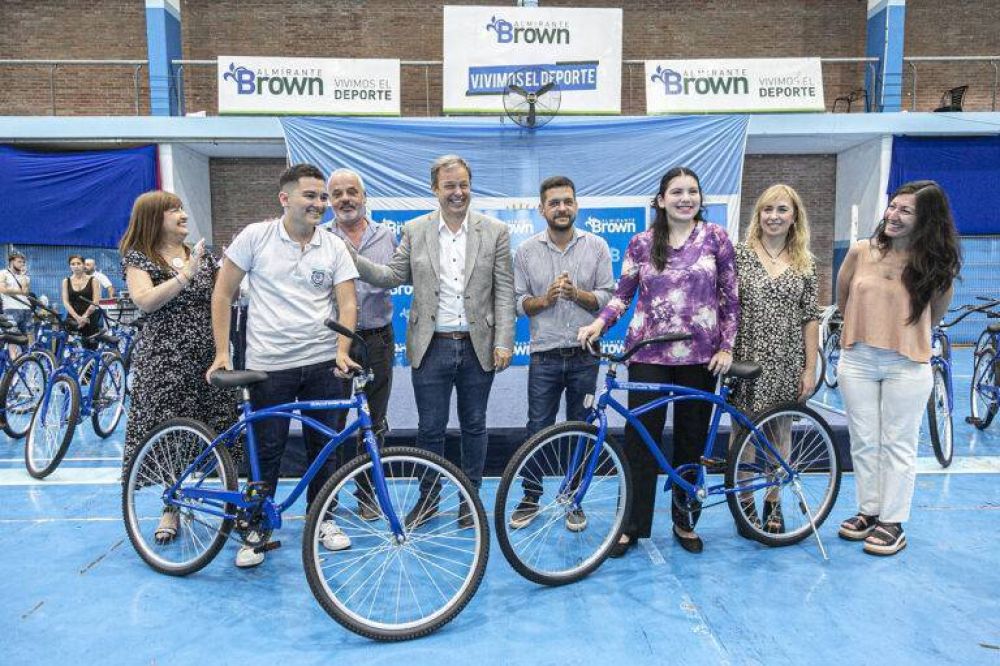 Lanzaron el programa �En Bici a la Escuela� entregando 750 bicicletas a estudiantes secundarios