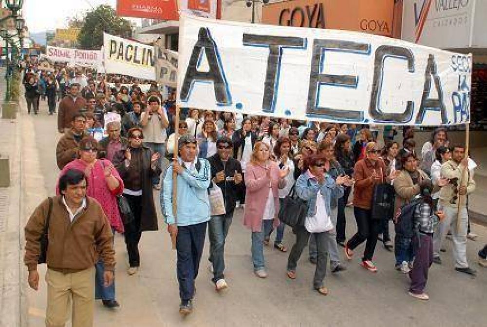 Las bases presionan a la dirigencia docente para que siga el paro