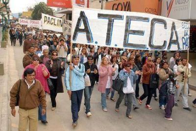 Las bases presionan a la dirigencia docente para que siga el paro