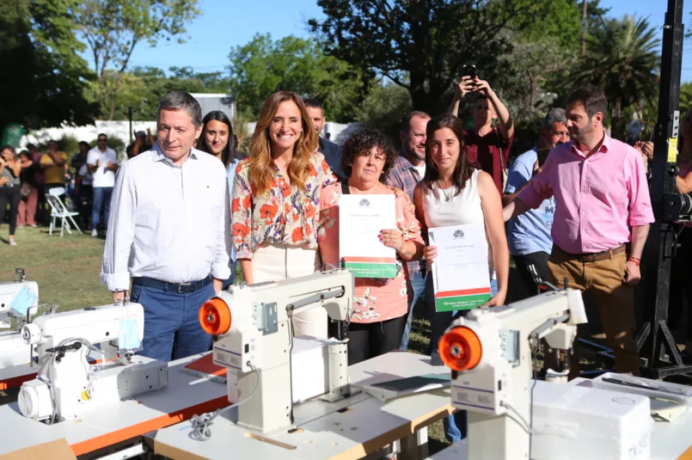 Victoria Tolosa Paz y Fernando Gray entregaron mquinas e insumos a emprendedores