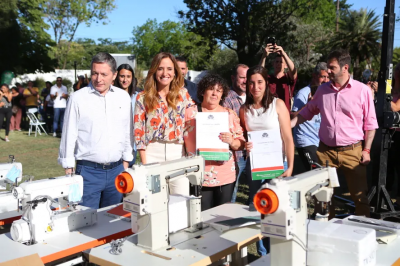 Victoria Tolosa Paz y Fernando Gray entregaron máquinas e insumos a emprendedores