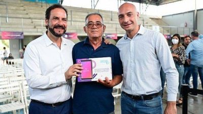 Ariel Sujarchuk y Beto Ramil entregaron 3000 tablets del programa Conectando Con Vos