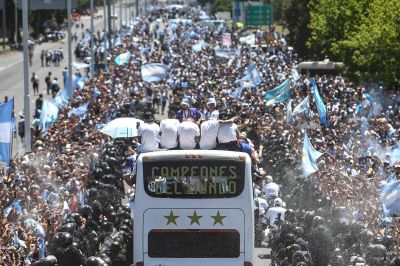 Millones de argentinos celebran en las calles a la espera del paso del micro que lleva a los campeones del Mundo