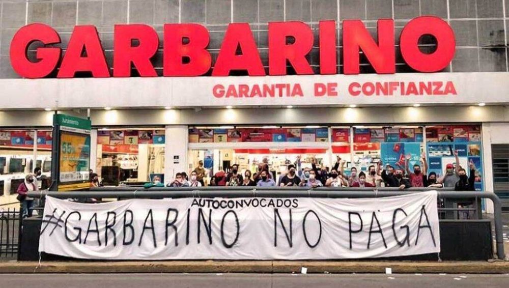 Garbarino les dijo a sus empleados despedidos que necesita 1.500 meses para pagar sus deudas laborales