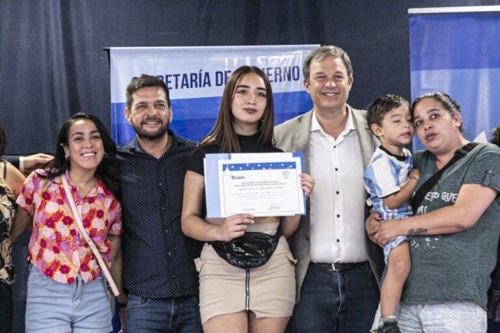 Cascallares y Fabiani entregaron reconocimientos a nuevas instituciones de bien p�blico brownianas