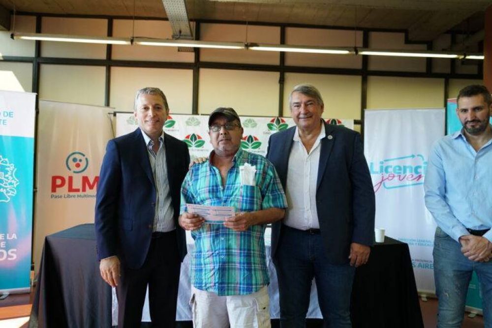 Fernando Gray y el ministro de Transporte provincial, Jorge D�Onofrio, entregaron Pases Libres Multimodales a familias de Esteban Echeverr�a