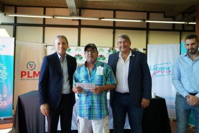 Fernando Gray y el ministro de Transporte provincial, Jorge D�Onofrio, entregaron Pases Libres Multimodales a familias de Esteban Echeverr�a
