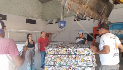 Canjean basura reciclable por cajas navideñas en Itatí