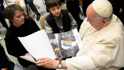El Papa recibe un calendario que relata la devastaci�n en Ucrania