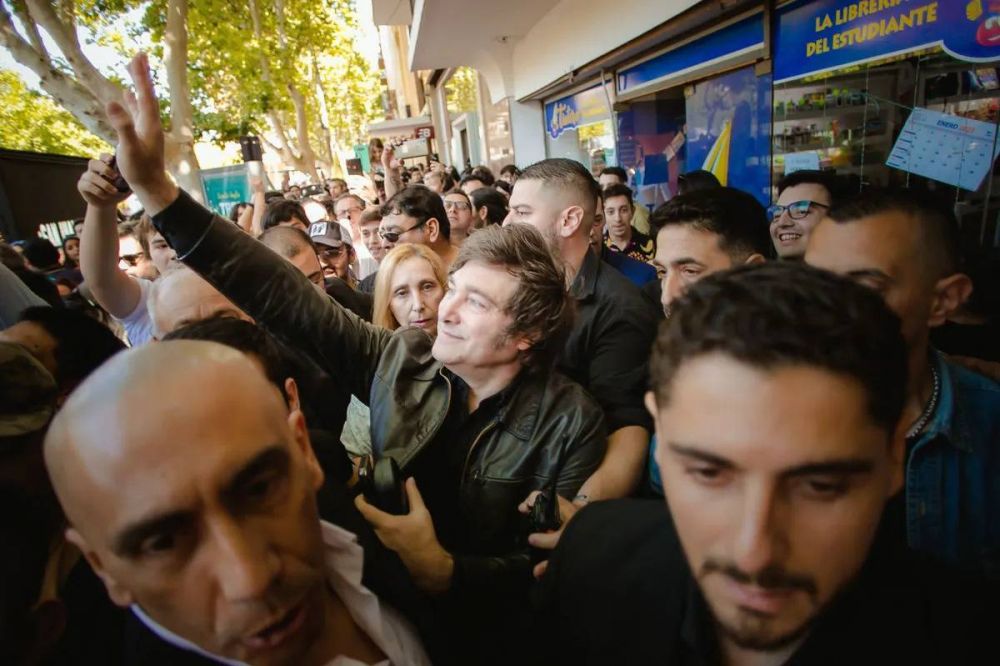 Milei inicia otra gira espa�ola y caminatas por la Costa, mientras se guarda dos definiciones claves