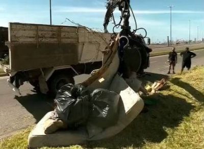 Limpian cuatro toneladas de basura de un terreno frente a la costa y les atribuyen costos a los due�os