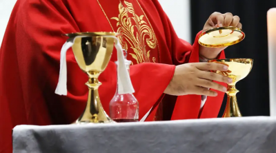 Cardenal explica por qu� los sacerdotes se visten de rojo en las Misas hoy