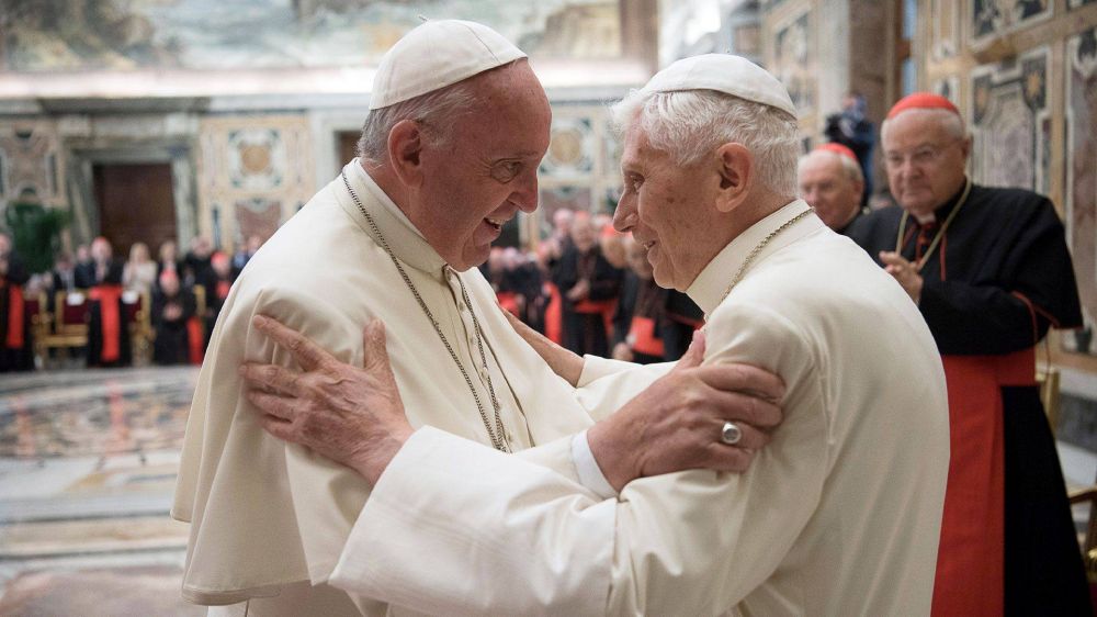 El papa Francisco pidi rezar por su predecesor, Benedicto XVI: Est muy enfermo