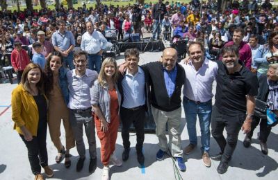 Sombrilla, arena y mateadas: Kicillof lleva la campaña electoral a la costa atlántica