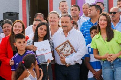 El gobernador Quintela entreg viviendas del Plan Angelelli en Aimogasta