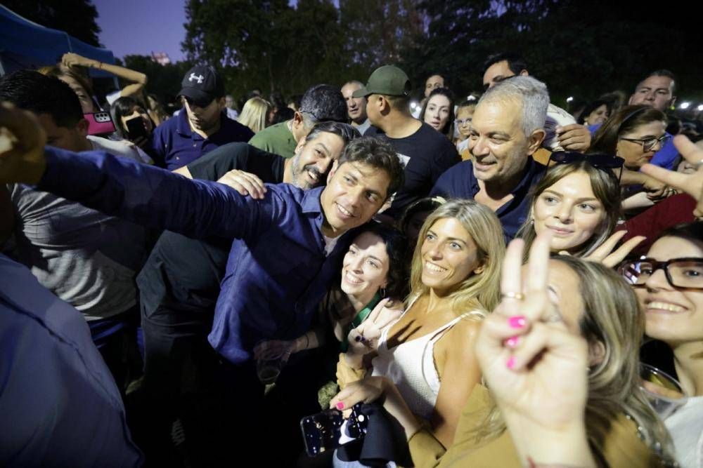 Qu� dej� la mateada de Axel Kicillof en una plaza de La Plata