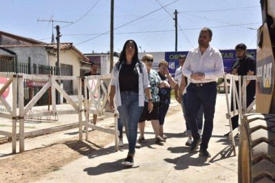 Correa visitó la obra de cloacas en el barrio Textil