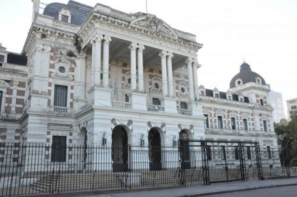 Estatales bonaerenses cobran sus haberes a partir del 2 de enero