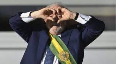 Lula, emocionado, prometió devolver la esperanza y alegría a Brasil