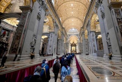El adi�s a Benedicto XVI: miles de fieles despiden al papa em�rito en la bas�lica de San Pedro